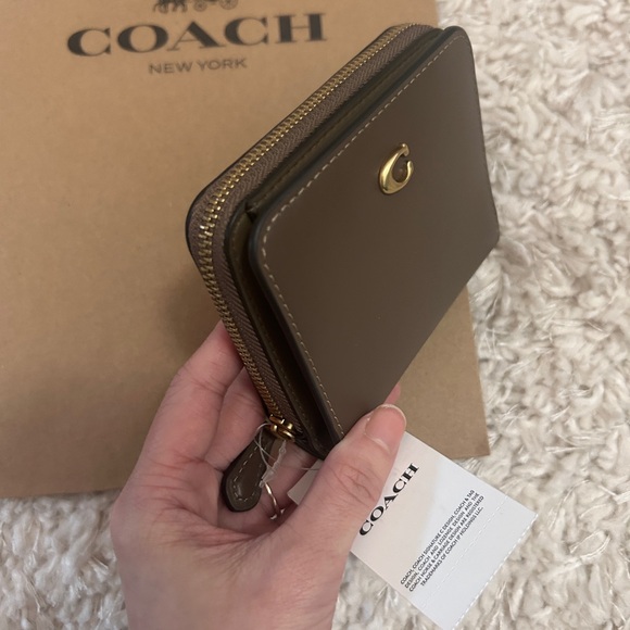 NWT!! Coach Women Bilfold Wallet in Dark Stone Great Gift Idea - Picture 2 of 5